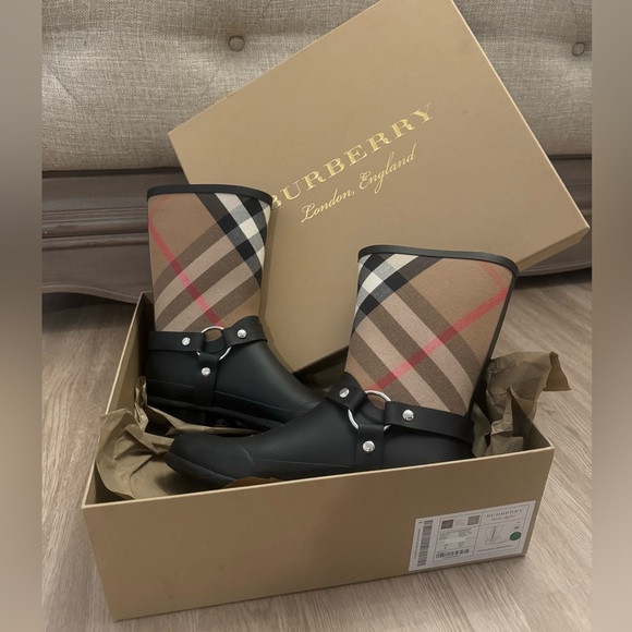 100% authentic Burberry biker rain boot - Picture 2 of 12